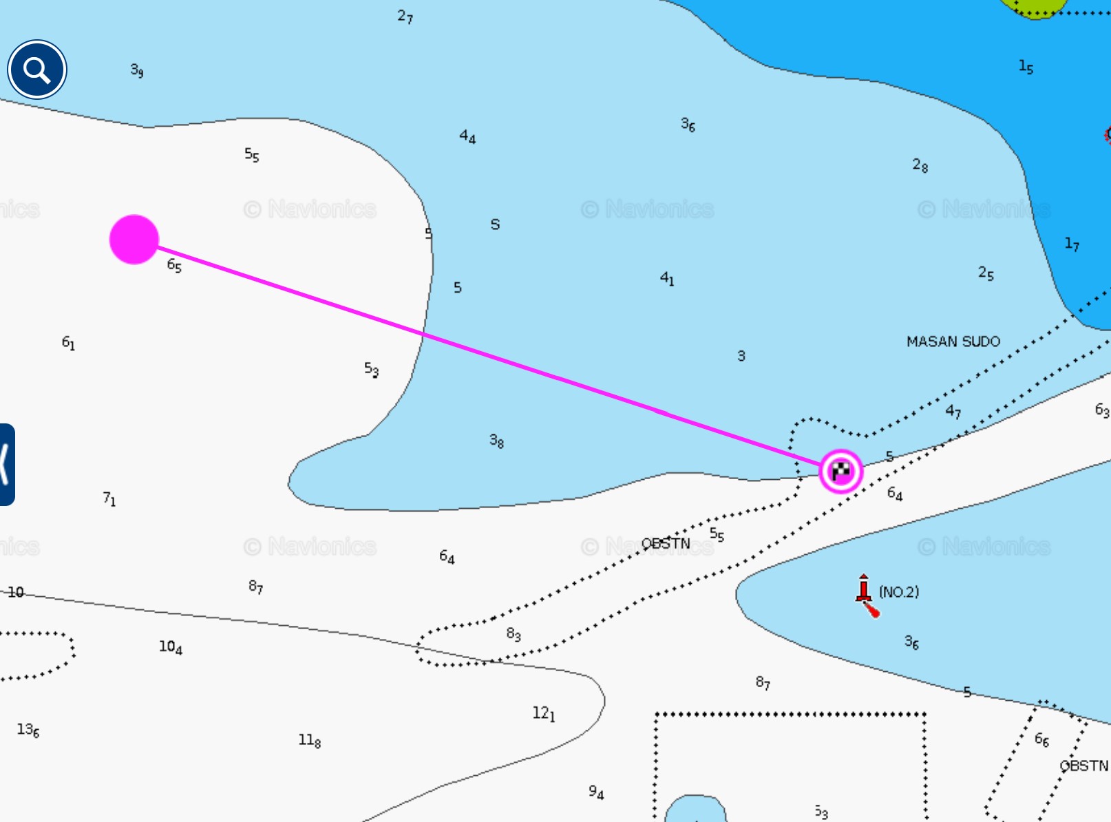 전자해도 위에 분홍색 직선 코스라인이 표시되어 있고 주변 등심선과 수심 숫자만 보고 중간 수심을 짐작하게 되는 항로 예시