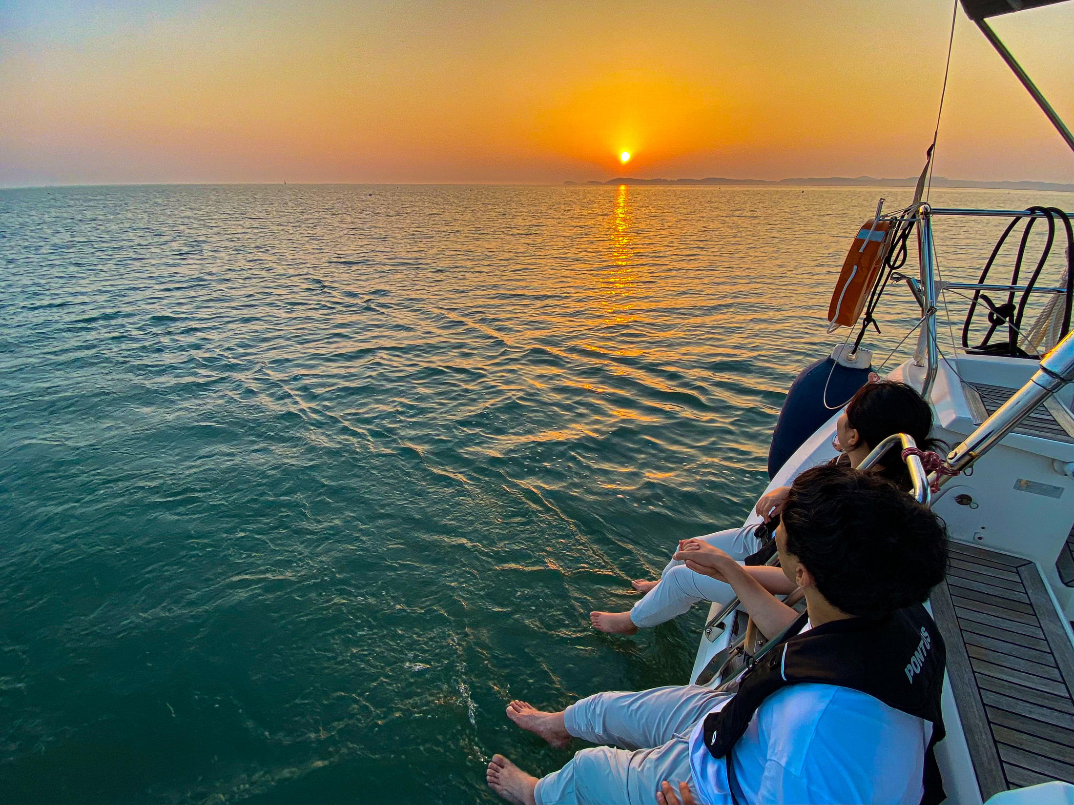 제부도 요트 투어 중 바다를 배경으로 촬영한 선상 스냅 장면