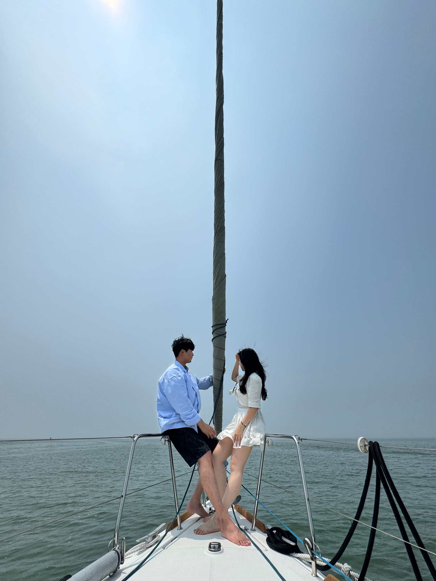 제부도 요트 위에서 자연스러운 자세로 촬영한 선상 스냅