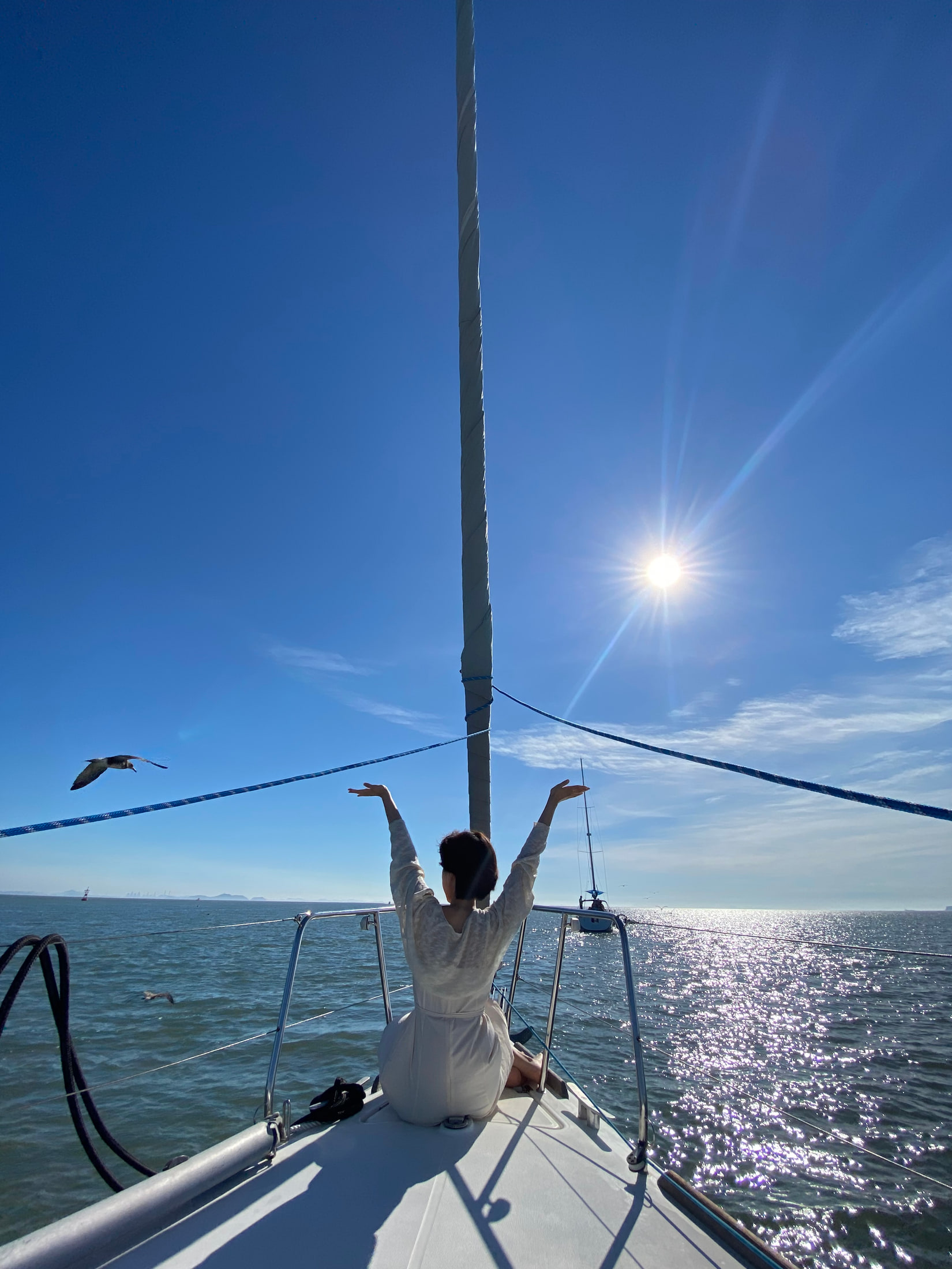 제부도 요트 난간과 바다를 배경으로 촬영한 탑승 장면