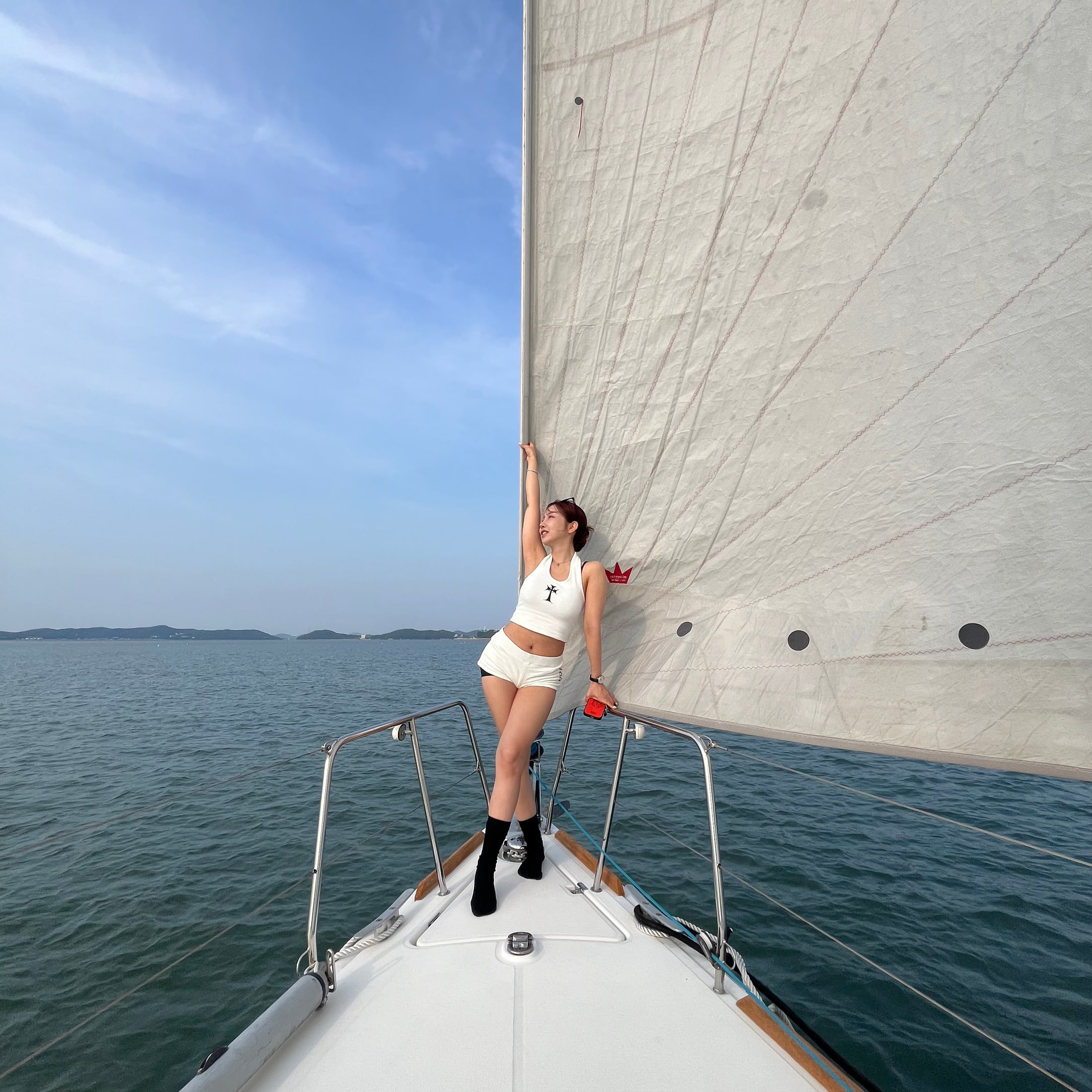 제부도 요트 위에서 바다와 하늘이 함께 보이는 선상 스냅
