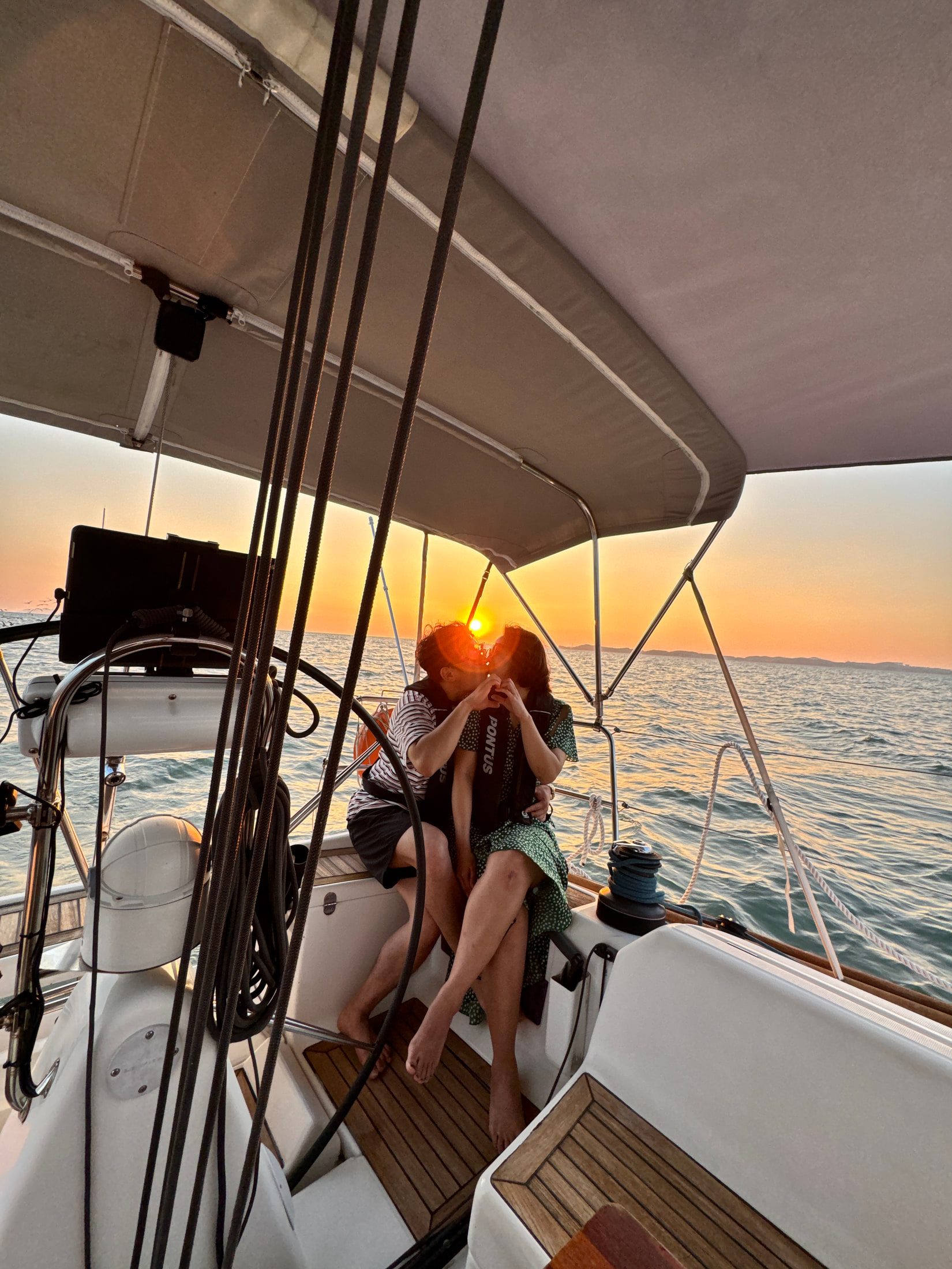 제부도 바다 위에서 휴식하는 분위기를 담은 선상 사진