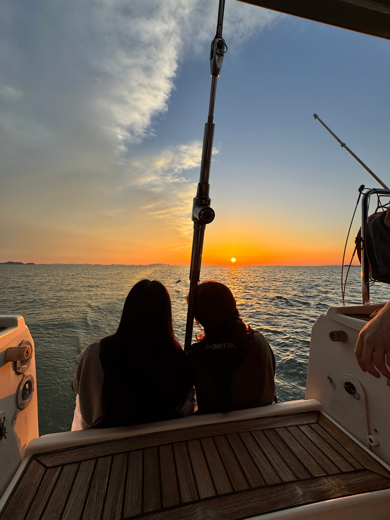 제부도 요트 위에서 자연광을 살려 촬영한 세로 사진