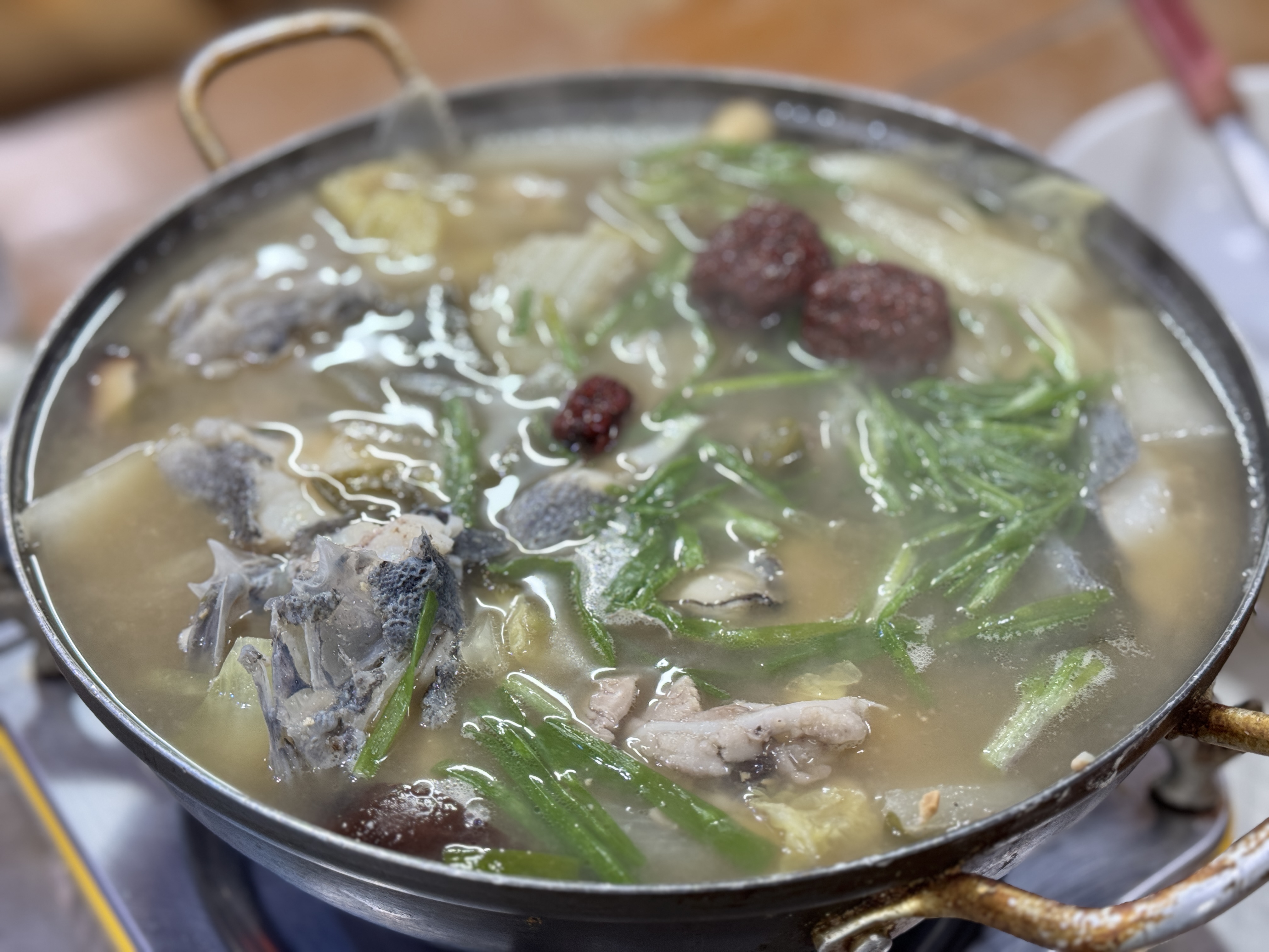 제부도 수원회집 식탁에 차려진 우럭 맑은탕과 해산물 반찬