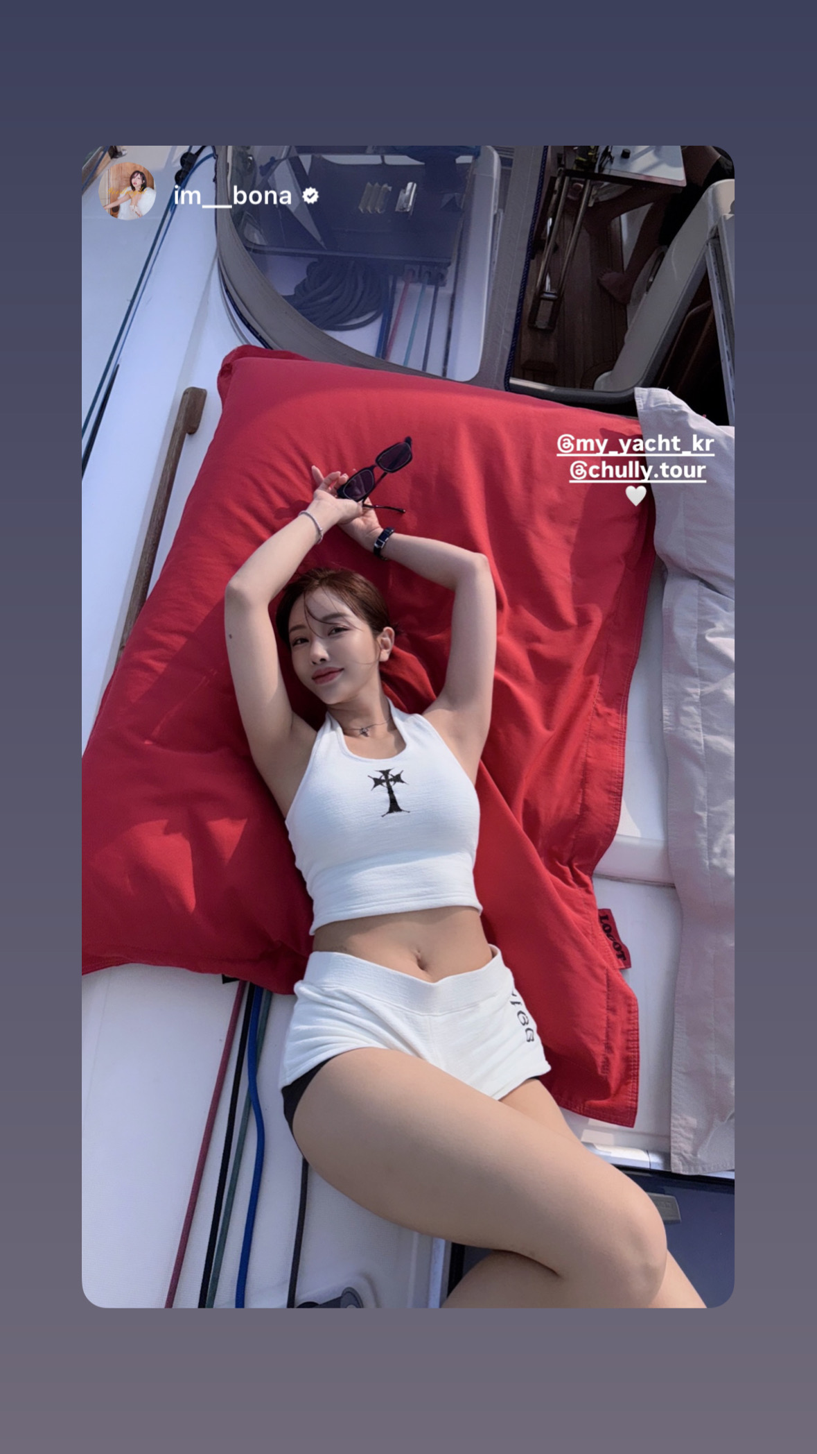 제부도 요트 투어 중 샴페인 건배