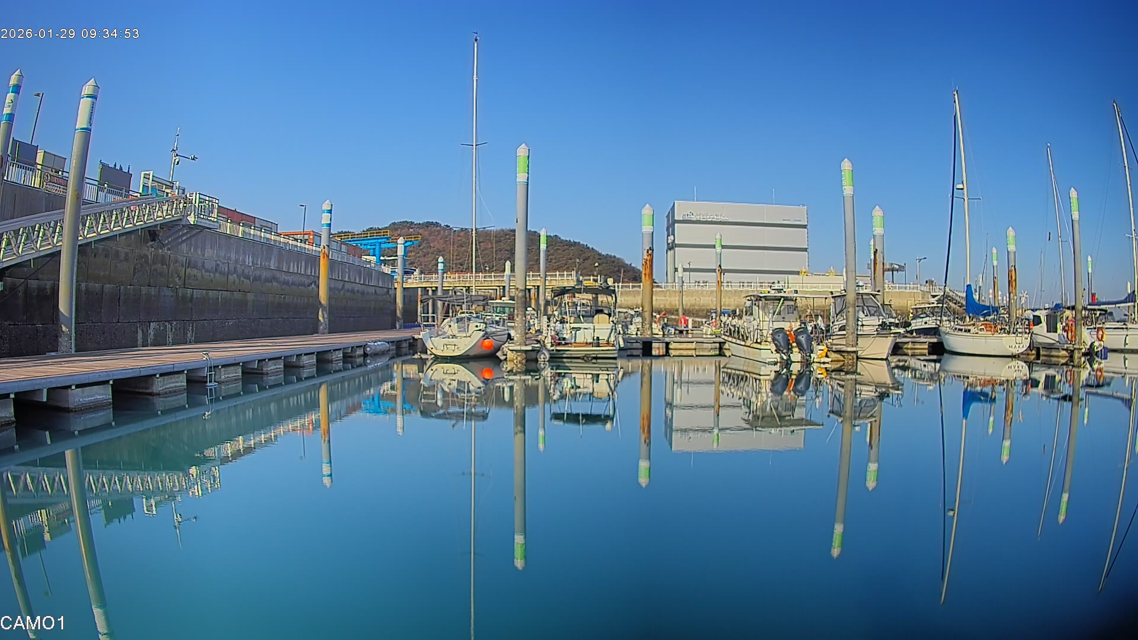 요트 선수 펄핏에 무타공으로 설치된 야간 투시 카메라