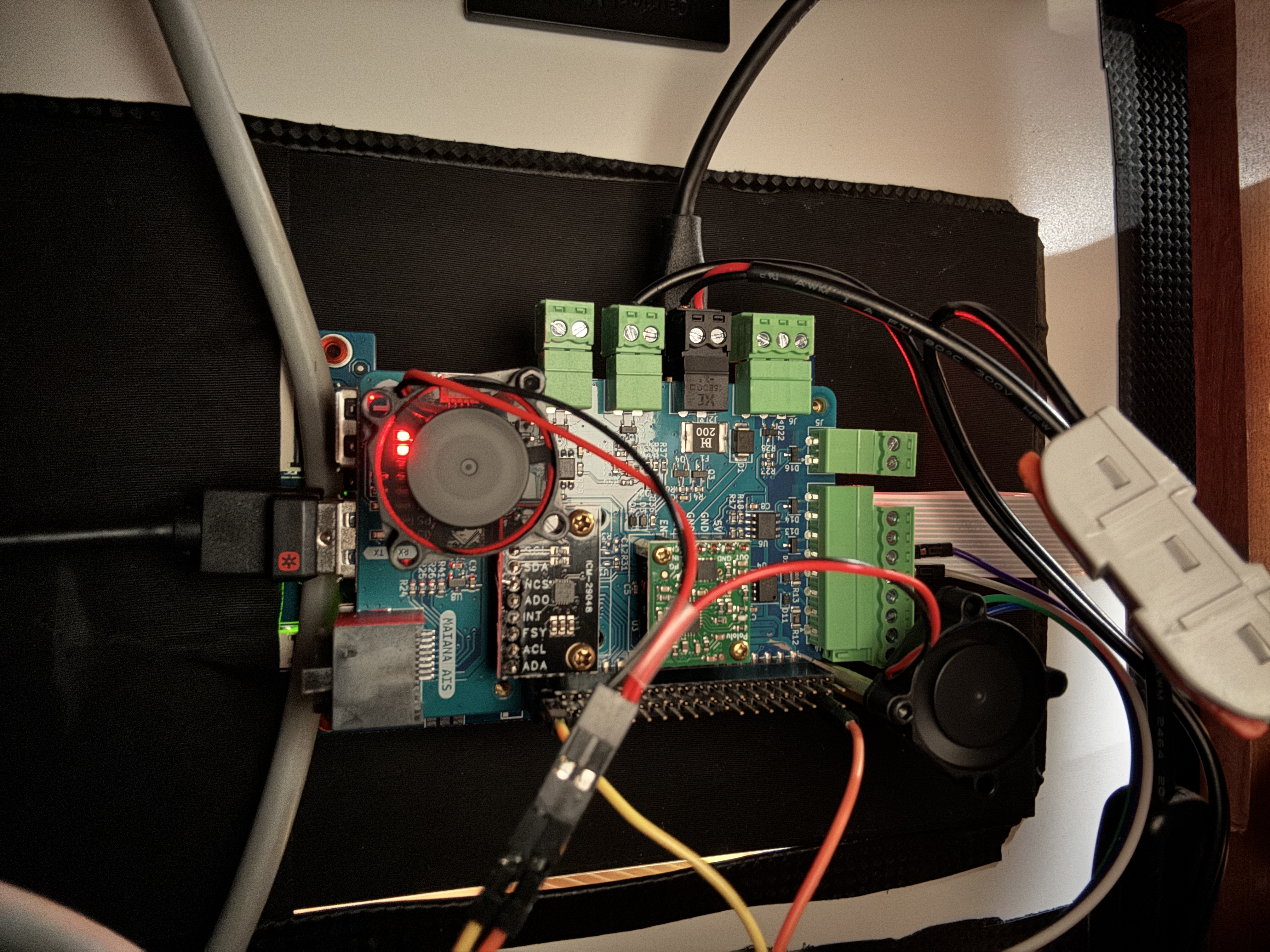 라즈베리 파이와 모니터 결합 후면 모습