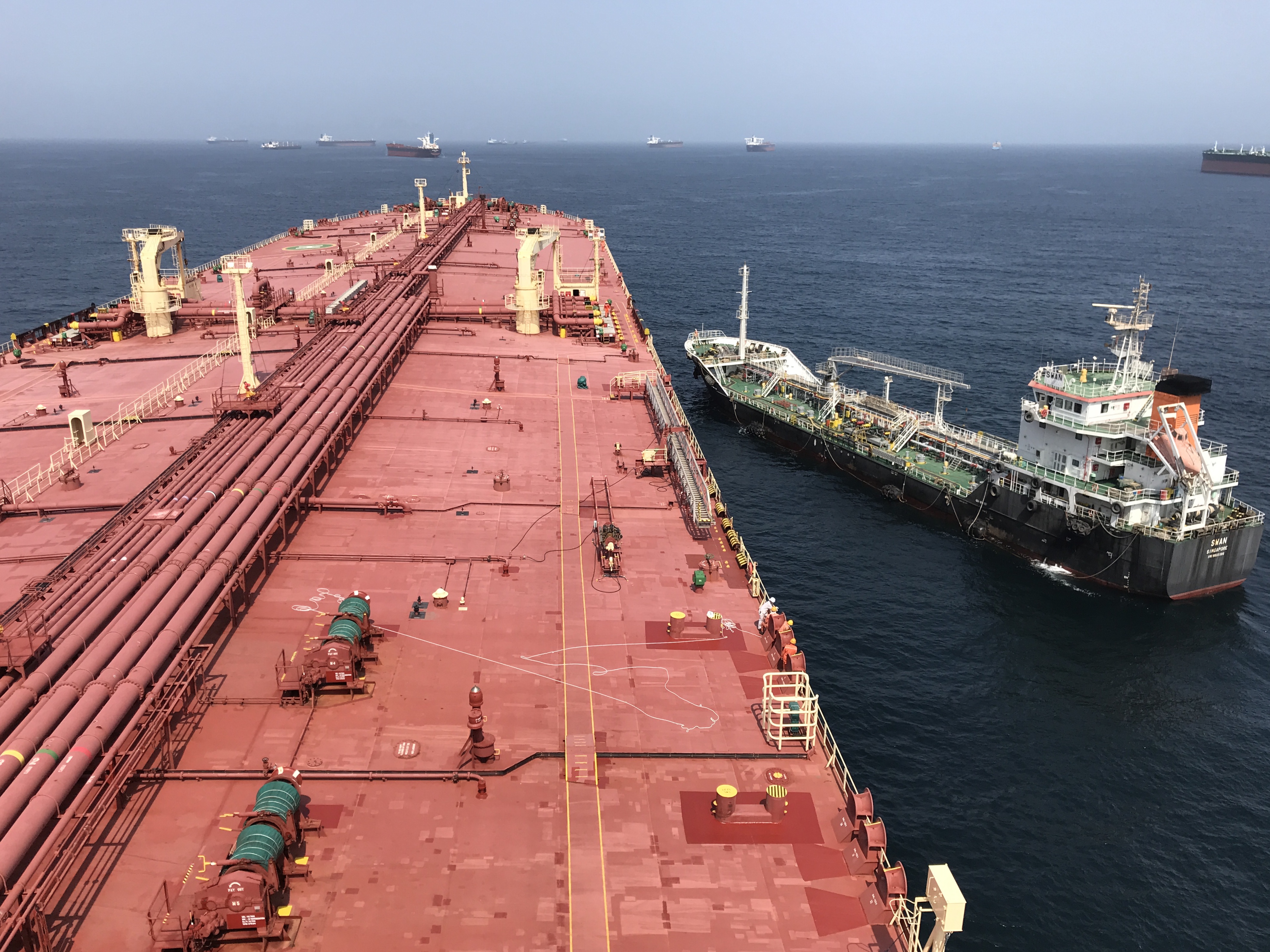 싱가포르 해협을 통과하는 초대형 원유선(VLCC)의 선교 시야