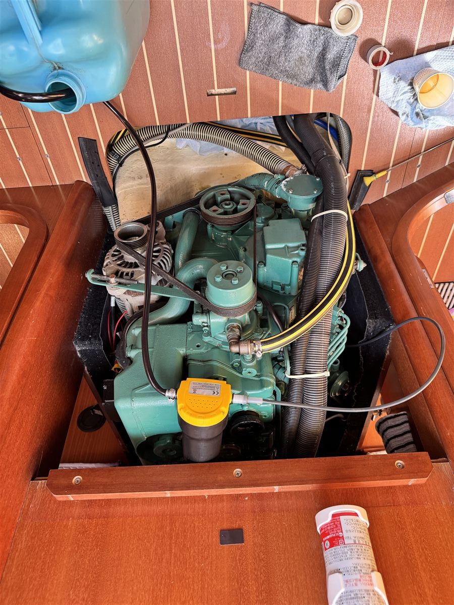 볼보펜타 D2 엔진오일 교환 및 주입 장면