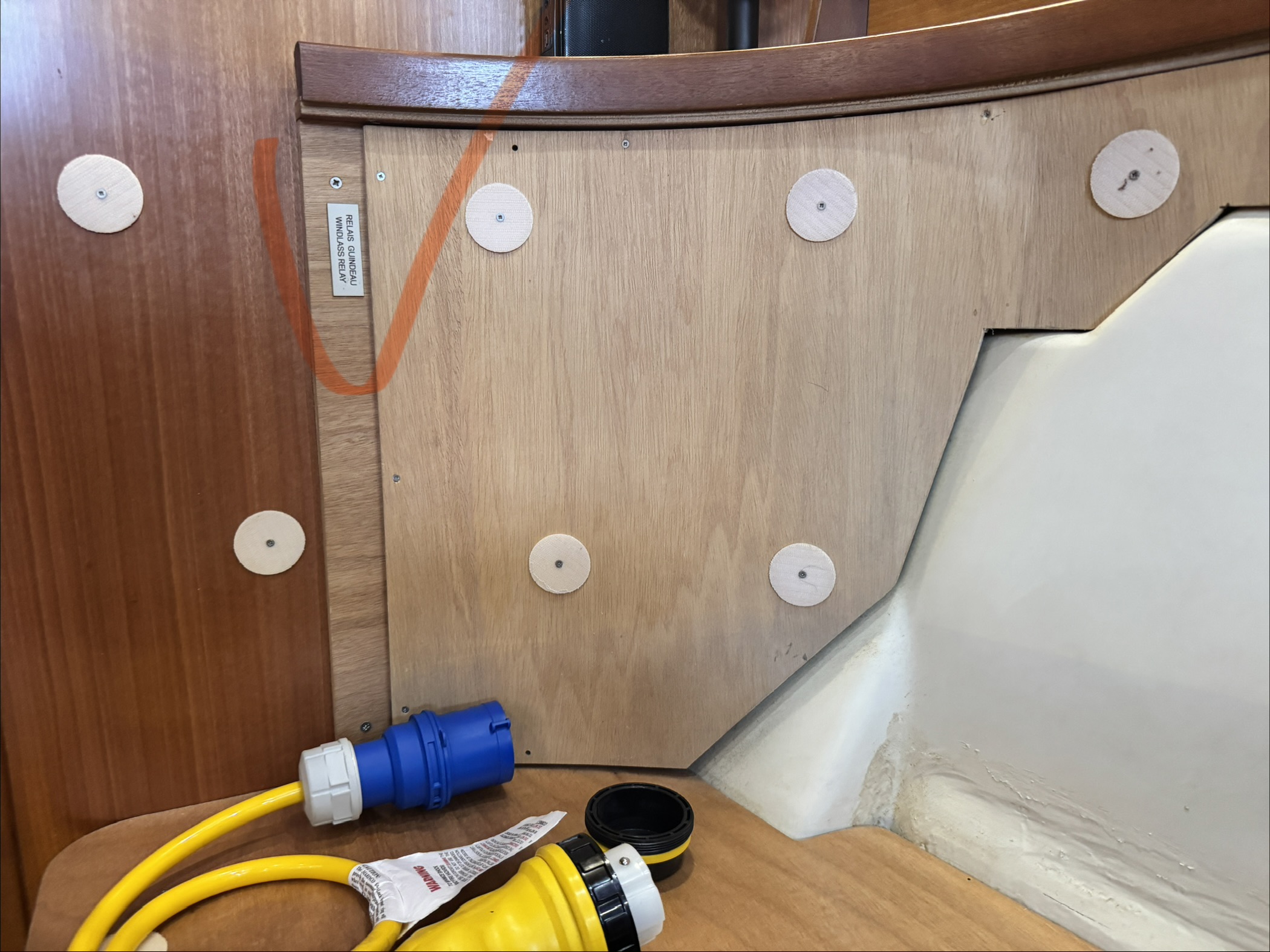 스타보드 소파 안쪽 패널을 열어 윈드라스 관련 서비스 공간에 접근하는 모습