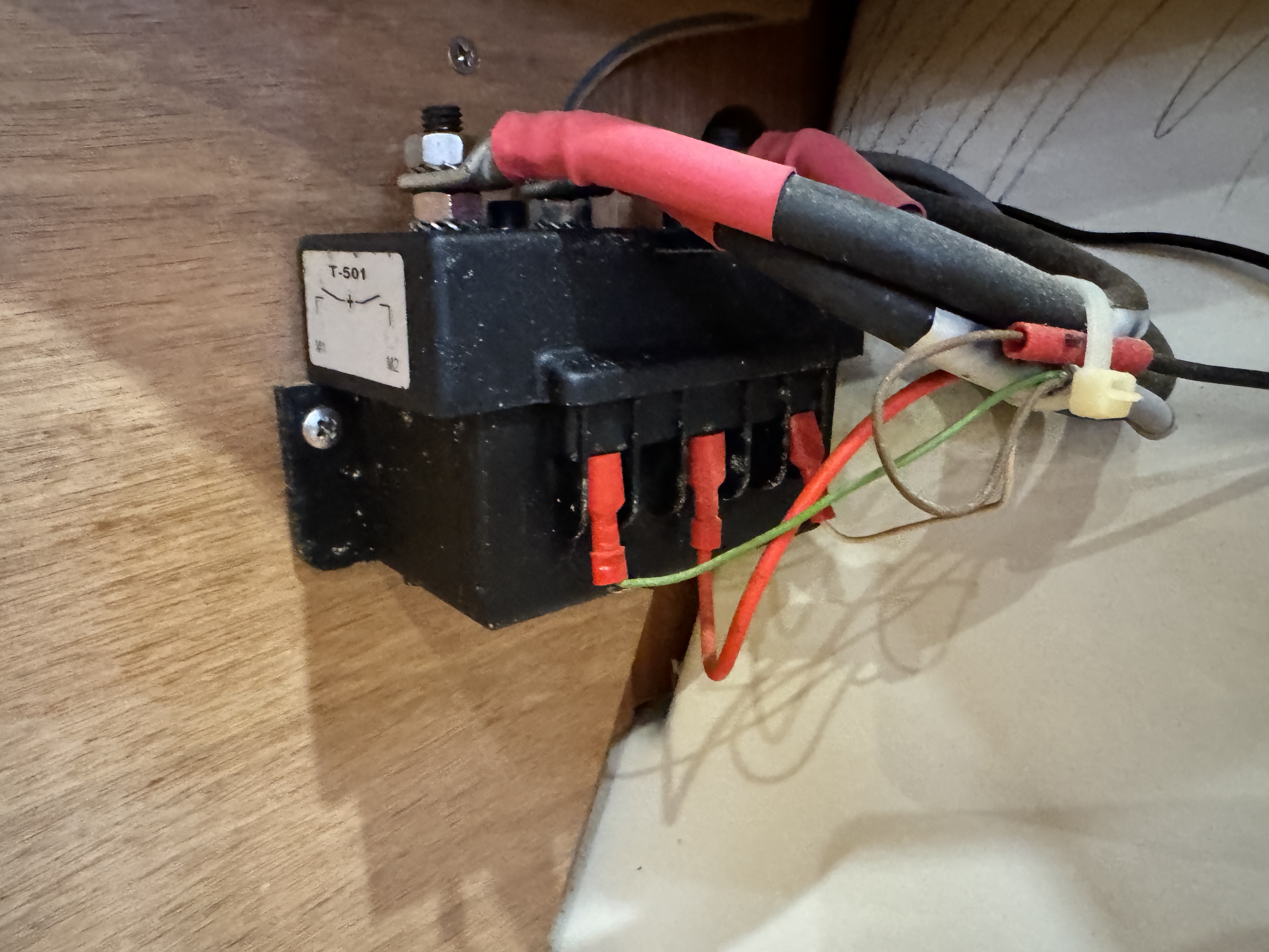 윈드라스 솔레노이드와 연결 단자가 보이는 근접 사진