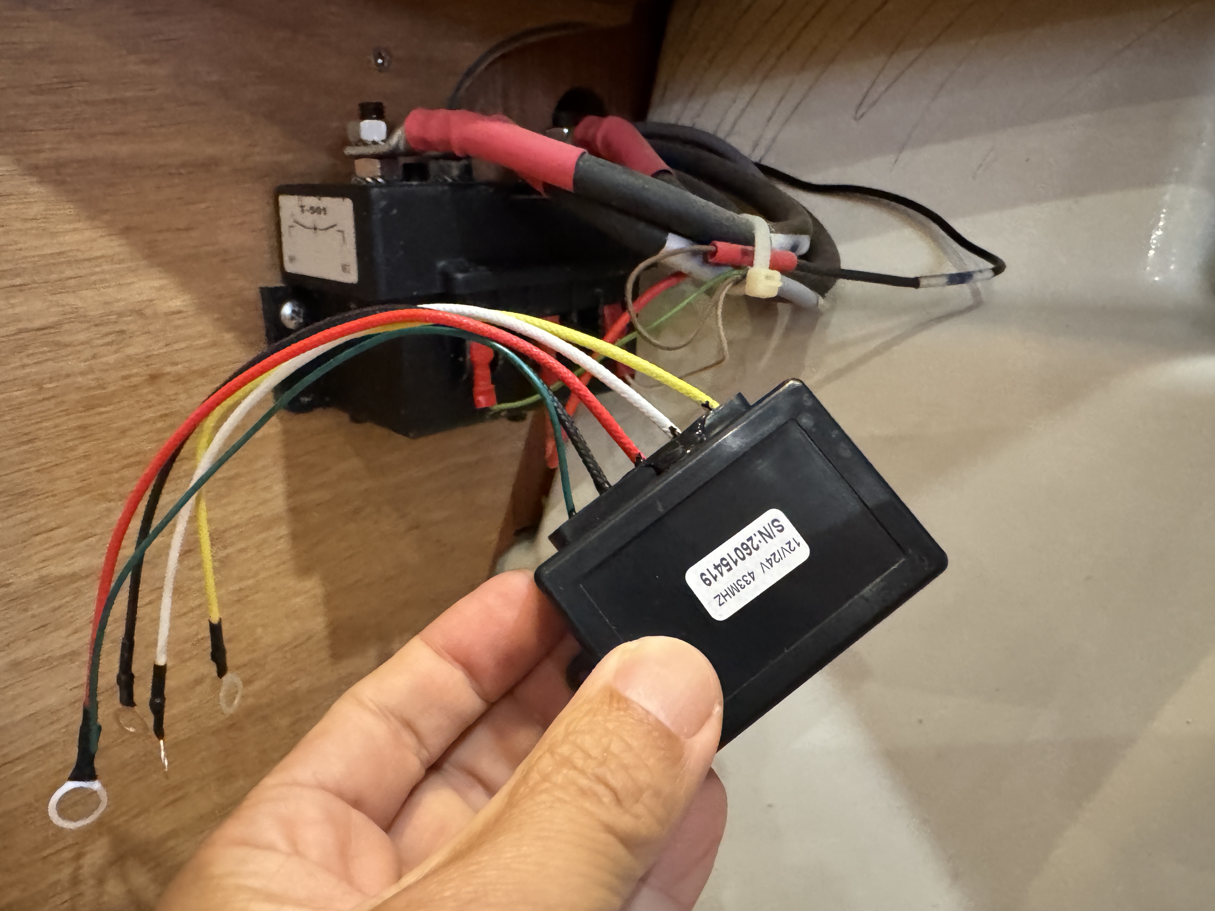 기존 솔레노이드 근처에서 테스트 중인 저가형 무선 수신기 모듈