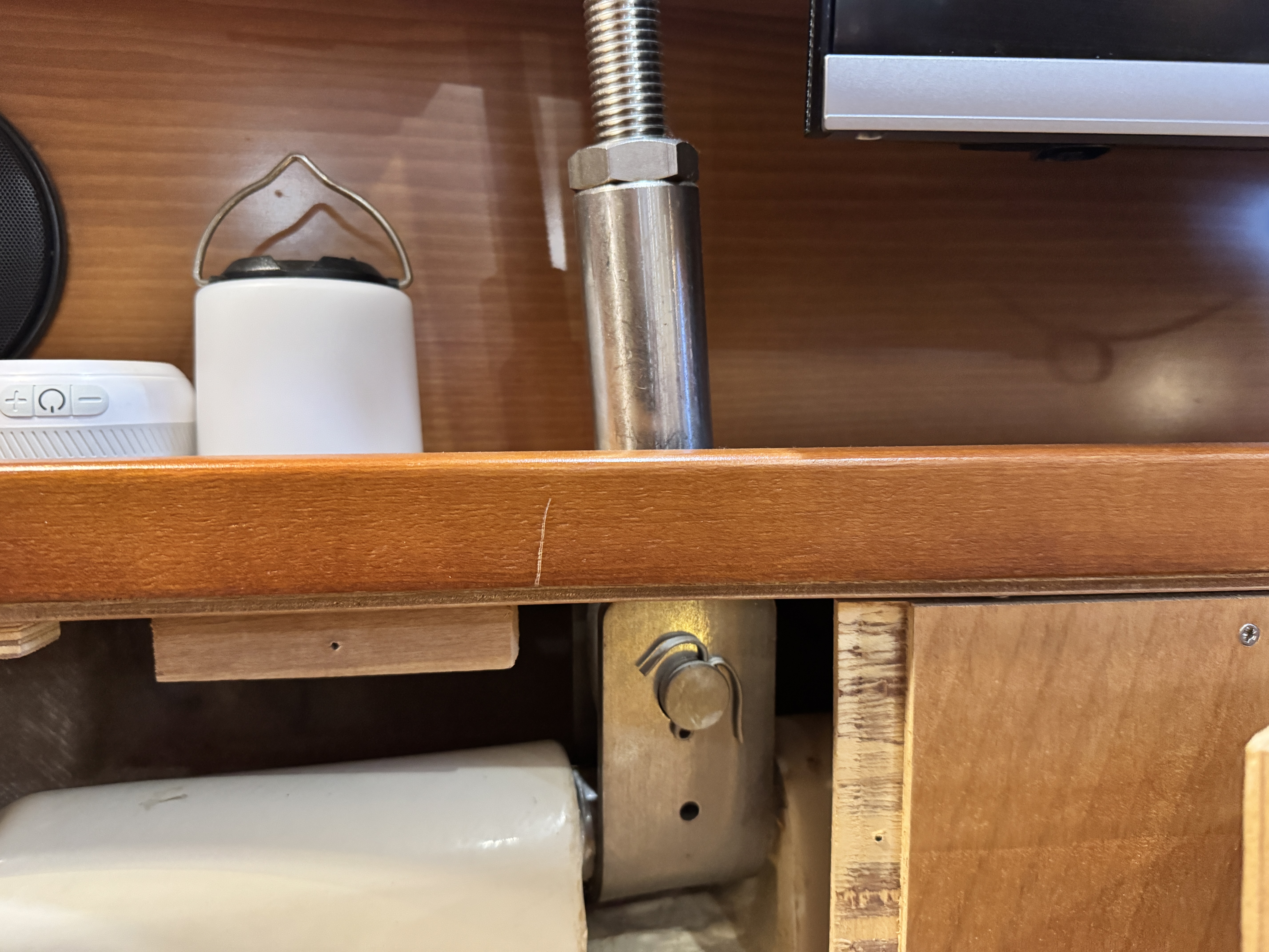 스타보드 소파 안쪽에서 본 슈라우드 엔드링크와 내부 연결 구조